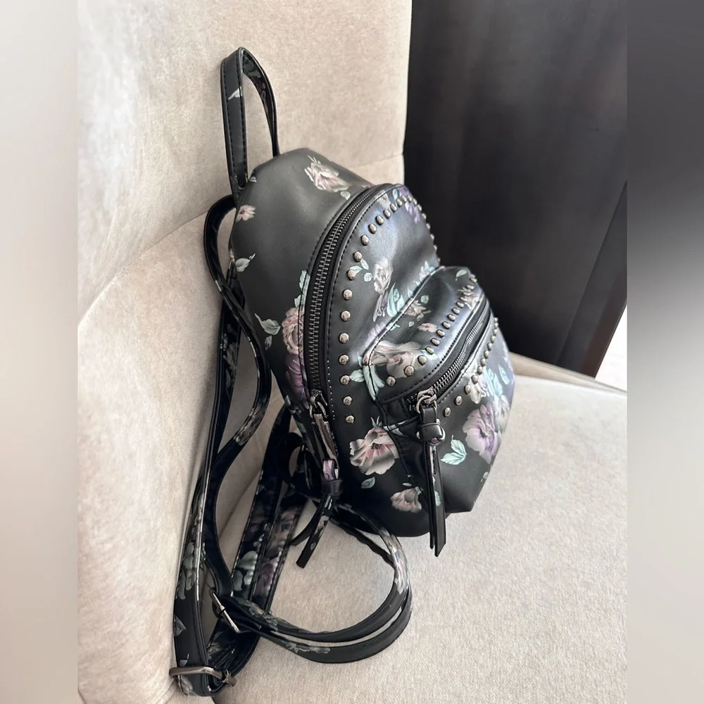 Mini backpack with flowers, double pocket.